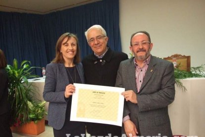 Acto homenaje a los 186 profesionales de la Enseñanza jubilados presidido por la delegada de Educación, Francisca Fernández. fotos JA Bar
