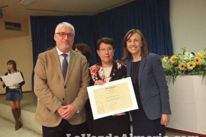 Acto homenaje a los 186 profesionales de la Enseñanza jubilados presidido por la delegada de Educación, Francisca Fernández. fotos JA Bar