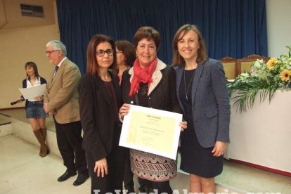 Acto homenaje a los 186 profesionales de la Enseñanza jubilados presidido por la delegada de Educación, Francisca Fernández. fotos JA Bar