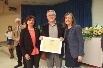Acto homenaje a los 186 profesionales de la Enseñanza jubilados presidido por la delegada de Educación, Francisca Fernández. fotos JA Bar