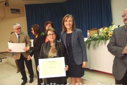 Acto homenaje a los 186 profesionales de la Enseñanza jubilados presidido por la delegada de Educación, Francisca Fernández. fotos JA Bar