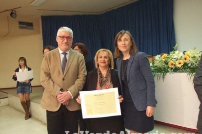 Acto homenaje a los 186 profesionales de la Enseñanza jubilados presidido por la delegada de Educación, Francisca Fernández. fotos JA Bar
