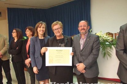 Acto homenaje a los 186 profesionales de la Enseñanza jubilados presidido por la delegada de Educación, Francisca Fernández. fotos JA Bar
