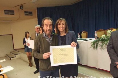 Acto homenaje a los 186 profesionales de la Enseñanza jubilados presidido por la delegada de Educación, Francisca Fernández. fotos JA Bar