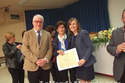 Acto homenaje a los 186 profesionales de la Enseñanza jubilados presidido por la delegada de Educación, Francisca Fernández. fotos JA Bar