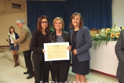 Acto homenaje a los 186 profesionales de la Enseñanza jubilados presidido por la delegada de Educación, Francisca Fernández. fotos JA Bar