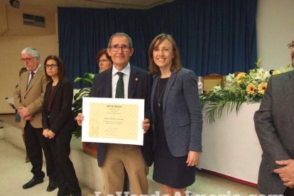 Acto homenaje a los 186 profesionales de la Enseñanza jubilados presidido por la delegada de Educación, Francisca Fernández. fotos JA Bar