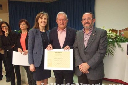 Acto homenaje a los 186 profesionales de la Enseñanza jubilados presidido por la delegada de Educación, Francisca Fernández. fotos JA Bar