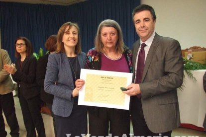 Acto homenaje a los 186 profesionales de la Enseñanza jubilados presidido por la delegada de Educación, Francisca Fernández. fotos JA Bar
