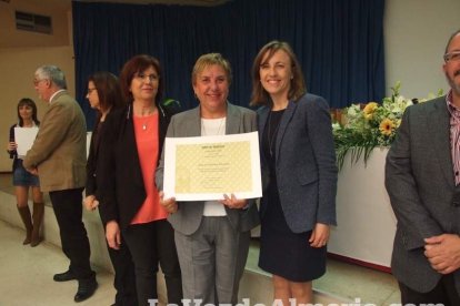 Acto homenaje a los 186 profesionales de la Enseñanza jubilados presidido por la delegada de Educación, Francisca Fernández. fotos JA Bar