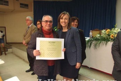 Acto homenaje a los 186 profesionales de la Enseñanza jubilados presidido por la delegada de Educación, Francisca Fernández. fotos JA Bar