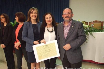 Acto homenaje a los 186 profesionales de la Enseñanza jubilados presidido por la delegada de Educación, Francisca Fernández. fotos JA Bar