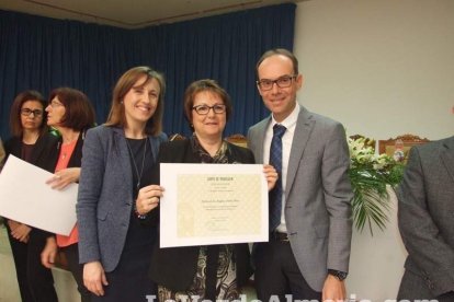 Acto homenaje a los 186 profesionales de la Enseñanza jubilados presidido por la delegada de Educación, Francisca Fernández. fotos JA Bar