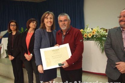 Acto homenaje a los 186 profesionales de la Enseñanza jubilados presidido por la delegada de Educación, Francisca Fernández. fotos JA Bar