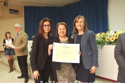 Acto homenaje a los 186 profesionales de la Enseñanza jubilados presidido por la delegada de Educación, Francisca Fernández. fotos JA Bar