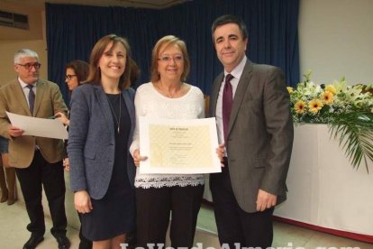 Acto homenaje a los 186 profesionales de la Enseñanza jubilados presidido por la delegada de Educación, Francisca Fernández. fotos JA Bar
