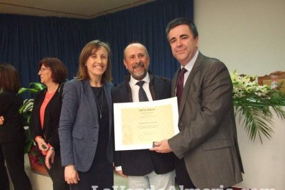 Acto homenaje a los 186 profesionales de la Enseñanza jubilados presidido por la delegada de Educación, Francisca Fernández. fotos JA Bar