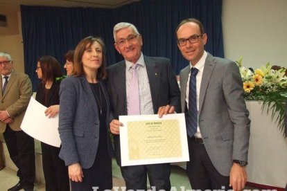 Acto homenaje a los 186 profesionales de la Enseñanza jubilados presidido por la delegada de Educación, Francisca Fernández. fotos JA Bar