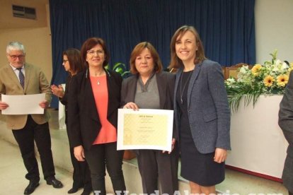 Acto homenaje a los 186 profesionales de la Enseñanza jubilados presidido por la delegada de Educación, Francisca Fernández. fotos JA Bar