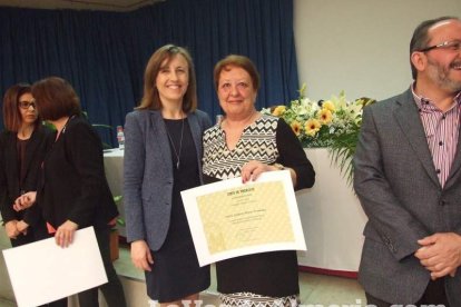 Acto homenaje a los 186 profesionales de la Enseñanza jubilados presidido por la delegada de Educación, Francisca Fernández. fotos JA Bar