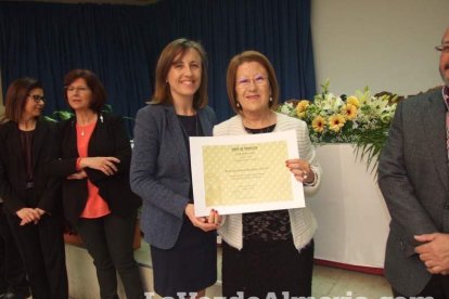 Acto homenaje a los 186 profesionales de la Enseñanza jubilados presidido por la delegada de Educación, Francisca Fernández. fotos JA Bar