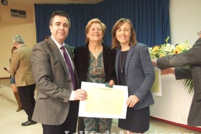 Acto homenaje a los 186 profesionales de la Enseñanza jubilados presidido por la delegada de Educación, Francisca Fernández. fotos JA Bar