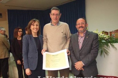 Acto homenaje a los 186 profesionales de la Enseñanza jubilados presidido por la delegada de Educación, Francisca Fernández. fotos JA Bar