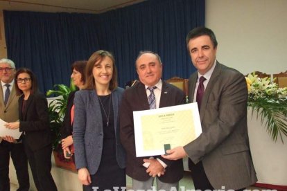 Acto homenaje a los 186 profesionales de la Enseñanza jubilados presidido por la delegada de Educación, Francisca Fernández. fotos JA Bar