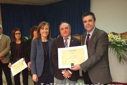 Acto homenaje a los 186 profesionales de la Enseñanza jubilados presidido por la delegada de Educación, Francisca Fernández. fotos JA Bar