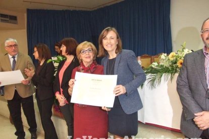 Acto homenaje a los 186 profesionales de la Enseñanza jubilados presidido por la delegada de Educación, Francisca Fernández. fotos JA Bar