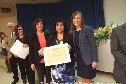 Acto homenaje a los 186 profesionales de la Enseñanza jubilados presidido por la delegada de Educación, Francisca Fernández. fotos JA Bar