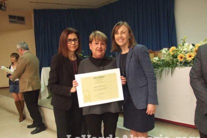 Acto homenaje a los 186 profesionales de la Enseñanza jubilados presidido por la delegada de Educación, Francisca Fernández. fotos JA Bar