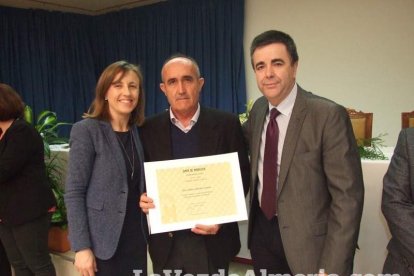 Acto homenaje a los 186 profesionales de la Enseñanza jubilados presidido por la delegada de Educación, Francisca Fernández. fotos JA Bar