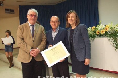 Acto homenaje a los 186 profesionales de la Enseñanza jubilados presidido por la delegada de Educación, Francisca Fernández. fotos JA Bar