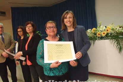 Acto homenaje a los 186 profesionales de la Enseñanza jubilados presidido por la delegada de Educación, Francisca Fernández. fotos JA Bar