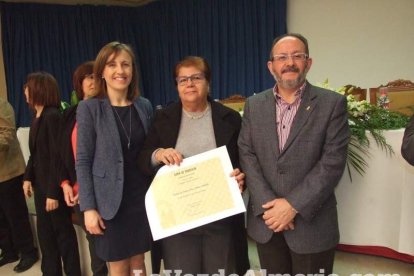 Acto homenaje a los 186 profesionales de la Enseñanza jubilados presidido por la delegada de Educación, Francisca Fernández. fotos JA Bar