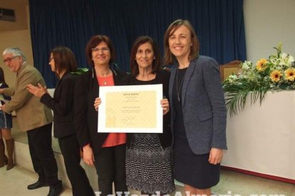 Acto homenaje a los 186 profesionales de la Enseñanza jubilados presidido por la delegada de Educación, Francisca Fernández. fotos JA Bar
