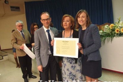 Acto homenaje a los 186 profesionales de la Enseñanza jubilados presidido por la delegada de Educación, Francisca Fernández. fotos JA Bar