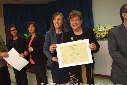 Acto homenaje a los 186 profesionales de la Enseñanza jubilados presidido por la delegada de Educación, Francisca Fernández. fotos JA Bar