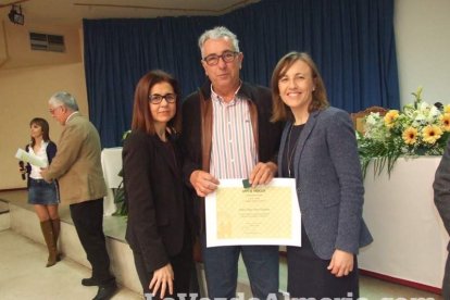 Acto homenaje a los 186 profesionales de la Enseñanza jubilados presidido por la delegada de Educación, Francisca Fernández. fotos JA Bar