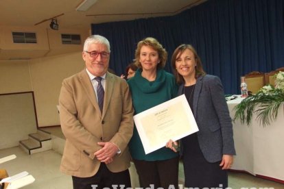 Acto homenaje a los 186 profesionales de la Enseñanza jubilados presidido por la delegada de Educación, Francisca Fernández. fotos JA Bar