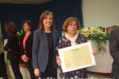 Acto homenaje a los 186 profesionales de la Enseñanza jubilados presidido por la delegada de Educación, Francisca Fernández. fotos JA Bar