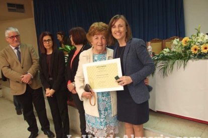 Acto homenaje a los 186 profesionales de la Enseñanza jubilados presidido por la delegada de Educación, Francisca Fernández. fotos JA Bar