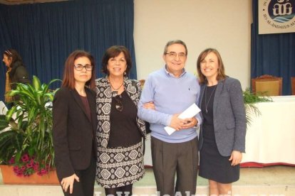 Acto homenaje a los 186 profesionales de la Enseñanza jubilados presidido por la delegada de Educación, Francisca Fernández. fotos JA Bar