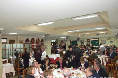 Acto homenaje a los 186 profesionales de la Enseñanza jubilados presidido por la delegada de Educación, Francisca Fernández. fotos JA Bar