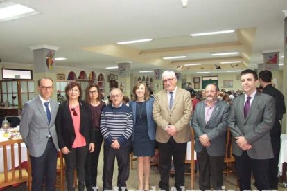 Acto homenaje a los 186 profesionales de la Enseñanza jubilados presidido por la delegada de Educación, Francisca Fernández. fotos JA Bar