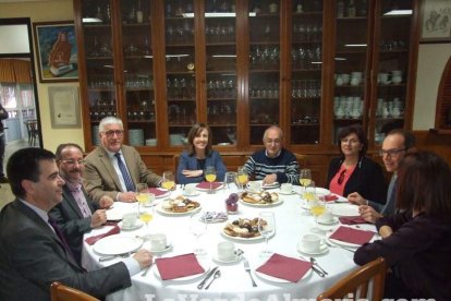 Acto homenaje a los 186 profesionales de la Enseñanza jubilados presidido por la delegada de Educación, Francisca Fernández. fotos JA Bar