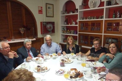 Acto homenaje a los 186 profesionales de la Enseñanza jubilados presidido por la delegada de Educación, Francisca Fernández. fotos JA Bar