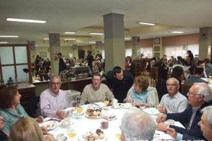 Acto homenaje a los 186 profesionales de la Enseñanza jubilados presidido por la delegada de Educación, Francisca Fernández. fotos JA Bar