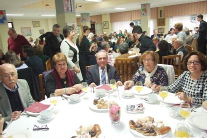 Acto homenaje a los 186 profesionales de la Enseñanza jubilados presidido por la delegada de Educación, Francisca Fernández. fotos JA Bar